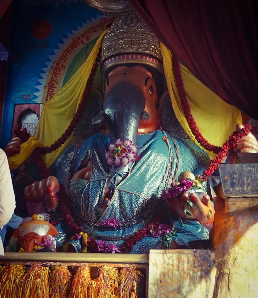 Ujjain- m.p.- india- 9 noviembre 2019, gran escultura del dios indio ganesha en un templo — Foto de Stock