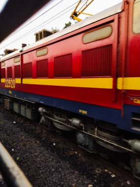 Hint demiryolu, kırmızı renkli tren raylarda