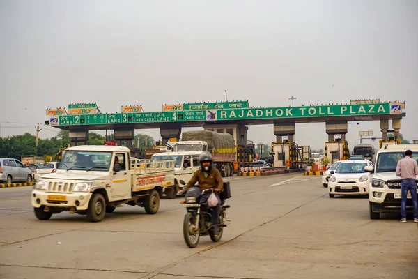 India- rajasthan- highway- 28 november 2019, vehicles on toll booth — Stock Photo, Image
