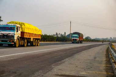 Yolda iki kamyon var.