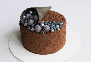 Böğürtlen ve çikolata toplarıyla süslenmiş pasta.