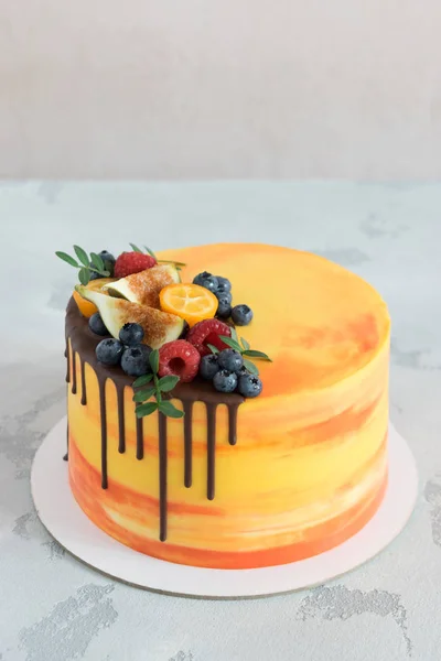 Świąteczne ciasto z dekoracją świeżych jagód — Zdjęcie stockowe