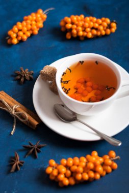 Koyu arkaplanda deniz dikenli çay