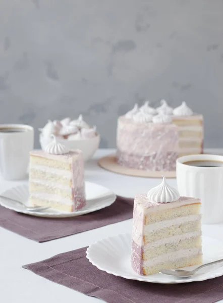 Dois pedaços de bolo em pratos brancos — Fotografia de Stock