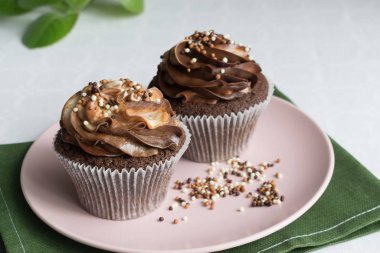 Pembe bir tabağa serpiştirilmiş çikolatalı kek