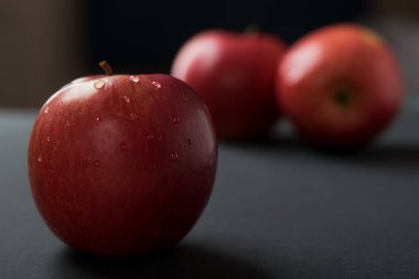 Kırmızı elmalar koyu arkaplanda.