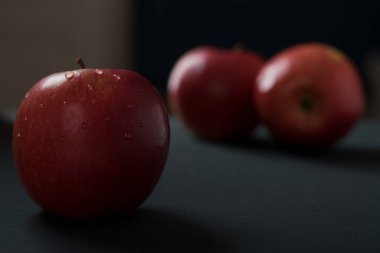 Kırmızı elmalar koyu arkaplanda.