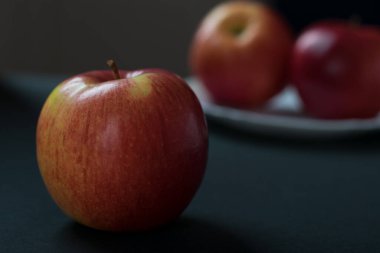 Kırmızı elma koyu arkaplanda.