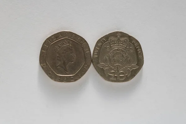 20 penny inglesi moneta isolata su sfondo bianco — Foto Stock