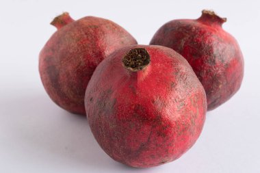 Beyaz arka planda izole edilmiş nar. Kırpma Yolu. Tam alan derinliği