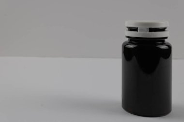 İlaç şişesi beyaz arka planda izole edilmiş, sağa kaydır.