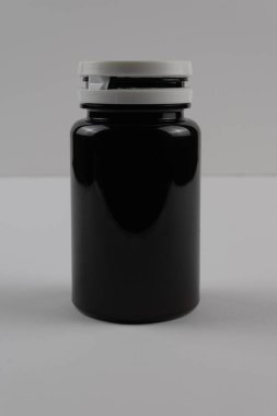 ilaç şişesi beyaz arkaplan odaklı resim izole