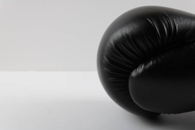 Beyaz arkaplanda boks eldiveni yazma alanı