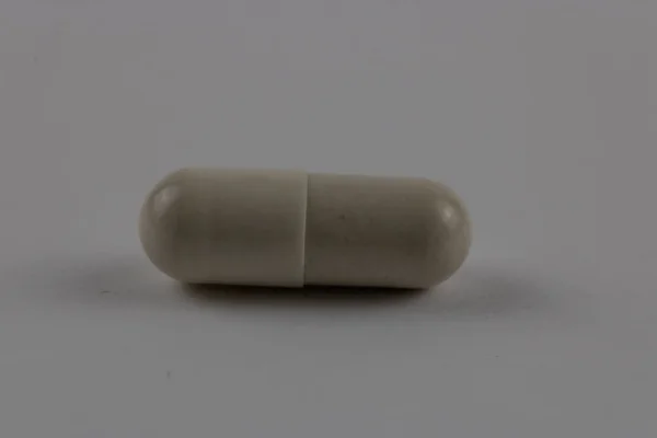 Cápsula Píldora Blanca Aislada Sobre Fondo Blanco Fotografía Medicamentos —  Fotos de Stock