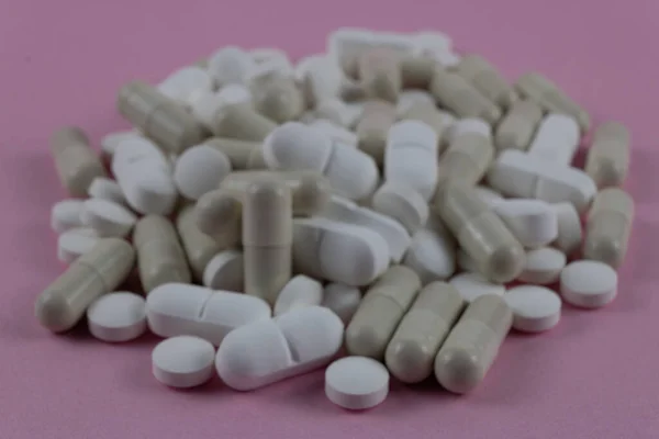 Kilka Kolorowych Tabletek Zmieszanych Razem Różowym Tle Mieszane Ból Fotografia — Zdjęcie stockowe