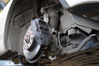 Modern bir arabanın ön süspansiyonunun unsurları ve tasarımı. Kontrol kolları, şok emici, dengeleyici, dengeleyici çubuk, sürüş kolu. Araba kaldırıldığında, aşağıdan arabanın görüntüsü.. 