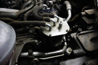 Yakıt filtresi dizel motor. Yakıt boruları yakıt filtresi yuvasına bağlı. Dizel motorun onarımı ve bakımı, yakıt filtresinin değiştirilmesi.