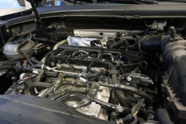 Üst kapağı olmayan modern bir arabanın dizel motoru. Modern bir arabanın motor tamiri. Yakıt tedarik boruları, yakıt filtresi, hava filtresi, genişleme tankı. Motorda sorun var..                               