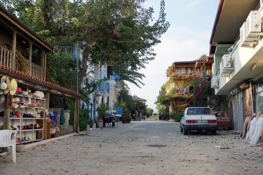 Side / Turkey - 16 Ekim 2019: Resort Town Side 'ın sokakları. Tatil köyünün sokaklarında turistler ve tatilciler. Güneşli Türkiye 'de harika bir yaz tatili.