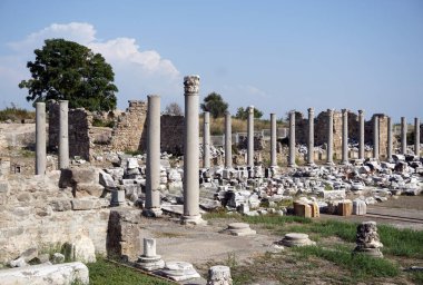 Side / Turkey - 16 Ekim 2019: Eski kentin kalıntıları. Antik şehrin sütunları. Türkiye 'de harika bir yaz tatili. Türkiye 'nin manzarası.