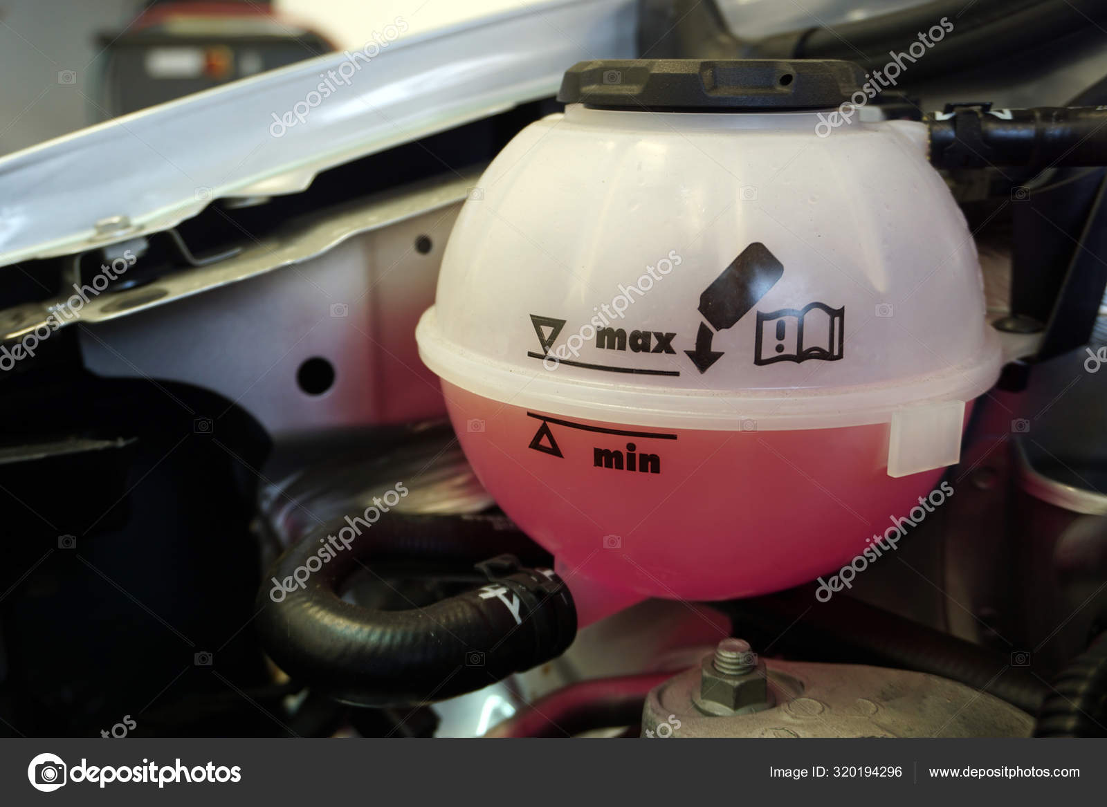 Mechaniker überprüft Den Expansionsbehälter Mit Rosa Frostschutzmittel.  Kühlmittelspiegel Im Kfz-Kühlsystem. Autoteile Stockbild - Bild von  frostschutzmittel, abkühlen: 230919261