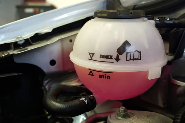 Close White Expansion Tank Pink Antifreeze Car Coolant Level Radiator — Stock Photo, Image