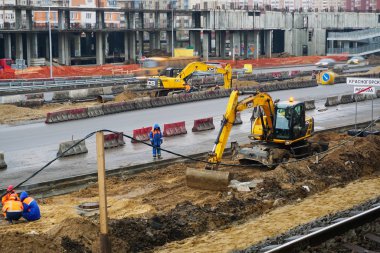 Krasnogorsk Moskova bölgesi / Rusya - 11 Aralık 2019: Karayolunun yeniden inşası ve onarımı. İnşaat malzemelerinin işi.