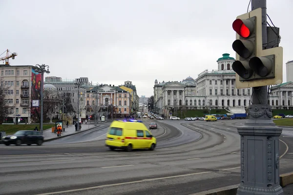 Moscú Rusia Diciembre 2019 Plaza Borovitskaya Una Ambulancia Apresura Una — Foto de Stock