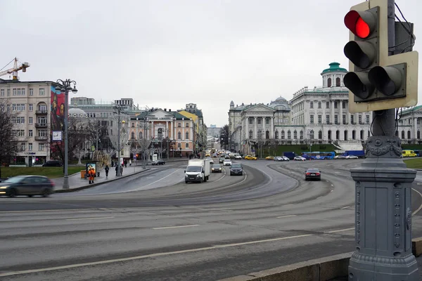 モスクワ ロシア 2019年12月11日 ボロヴィツスカヤ広場 赤い信号が交差点を禁止している ボロヴィツスカヤ広場には非常に少数の車があり 無料で移動できます モスクワの思い出に残る場所 — ストック写真