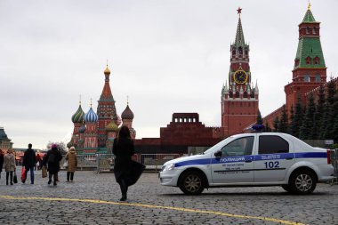 Moskova / Rusya - 11 Aralık 2019: Kızıl Meydan 'da polis arabası. Moskova 'da kolluk kuvvetleri. Kızıl Meydan, Senato Kulesi, Spasskaya Kulesi, Anıtmezar, St. Basil 'in Katedrali. 