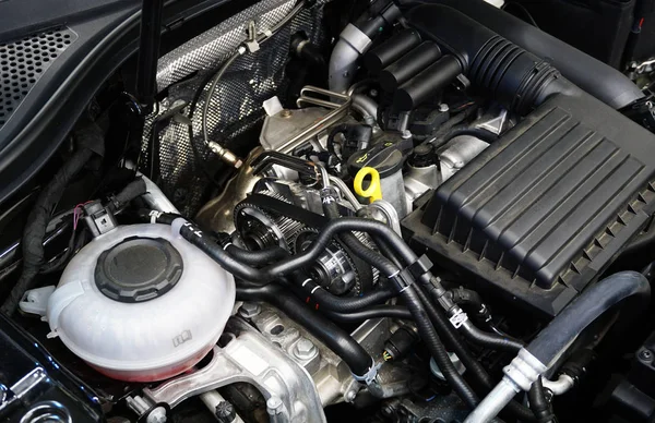 Modern bir arabanın motor bölmesi ve motoru. Çerçevenin ortasında dişliler ve zamanlama kemeri var. Modern bir arabanın motor tamiri konsepti, satış sonrası servis, orijinal yedek parça.