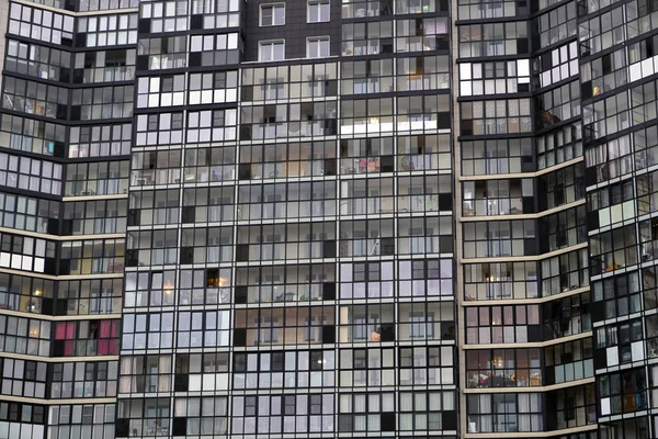 Birçok Penceresi Balkonu Olan Modern Bir Apartmanın Cephesi Konut Kavramı — Stok fotoğraf