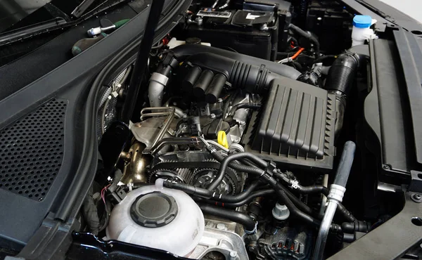 Modern bir arabanın motor bölmesi ve motoru. Çerçevenin ortasında dişliler ve zamanlama kemeri var. Modern bir arabanın motor tamiri konsepti, satış sonrası servis, orijinal yedek parça.