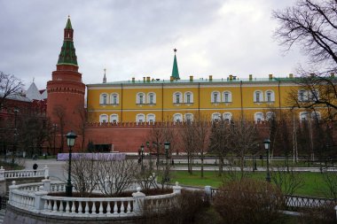 Moskova / Rusya - 22 Ocak 2020: Moskova Kremlin 'den Alexander Garden bulutlu bir günde. Moskova 'nın tarihi merkezinin turistik yerleri.