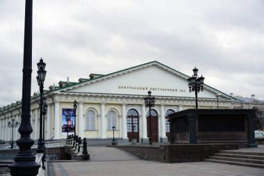 Moskova / Rusya - 22 Ocak 2020: Merkezi Sergi Salonu Manege, kış bulutlu bir günde. Moskova 'nın tarihi merkezinin ilginç turistik yerleri.