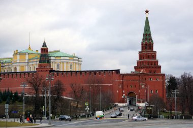 Moskova / Rusya - 22 Ocak 2020: Borovitckaya Meydanı. Moskova Kremlin 'in Borovitskaya Kulesi.