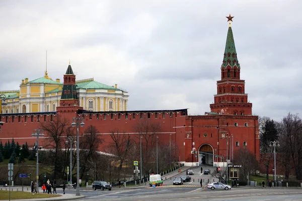 Moskova / Rusya - 22 Ocak 2020: Borovitckaya Meydanı. Moskova Kremlin 'in Borovitskaya Kulesi.