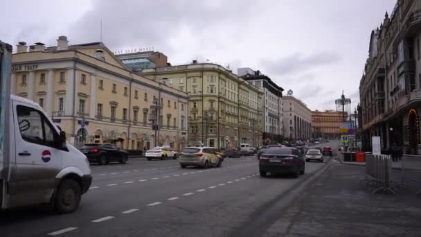 Μόσχα Ρωσία Ιανουαρίου 2020 Αυτοκίνητα Πηγαίνουν Κατά Μήκος Του Θεάτρου — Αρχείο Βίντεο