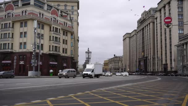 莫斯科 俄罗斯 2020年1月22日 在多云的冬日 汽车沿着Okhotny Ryad街行驶 驶过市议会 驶向剧场广场 — 图库视频影像
