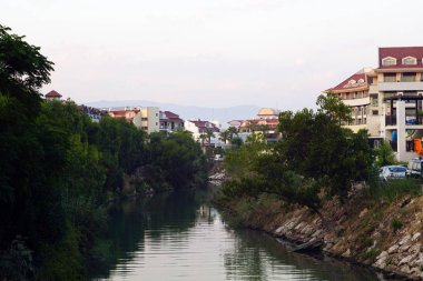 Side / Turkey - Temmuz 08 2019: Turist kasabası tarafında küçük sakin bir nehir. Türkiye 'de unutulmaz harika bir yaz tatili.