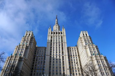 Moskova / Rusya - 18 Ocak 2020: Kudrinskaya Meydanı 'nda yüksek binalar. Kudrinskaya kare ev 1. Moskova 'nın sembollerinden biri olan yedi ünlü Stalinist gökdelenden biri..                       