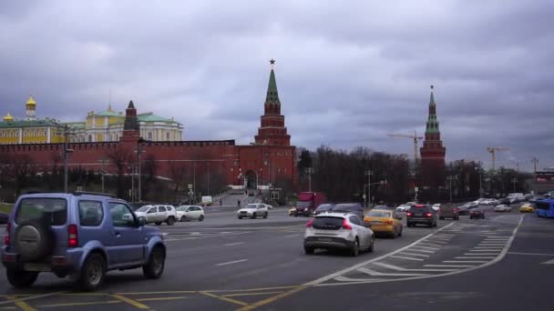 Moscú Rusia Enero 2020 Los Coches Cruzan Plaza Borovitskaya Fondo — Vídeo de stock