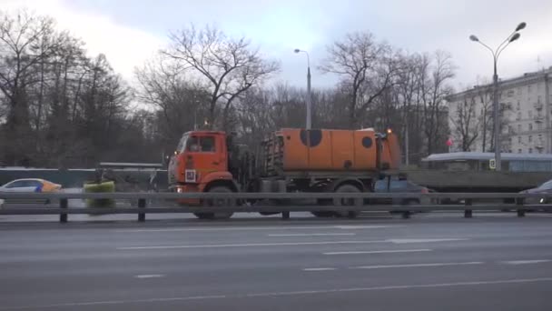 Moscú Rusia Enero 2020 Una Máquina Barrido Mueve Largo Carretera — Vídeo de stock