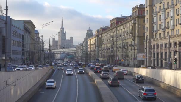 莫斯科 俄罗斯 2020年1月18日 汽车沿着萨多沃环线行驶 Bolshaya Sadovaya街 莫斯科历史中心阳光灿烂的一天 — 图库视频影像