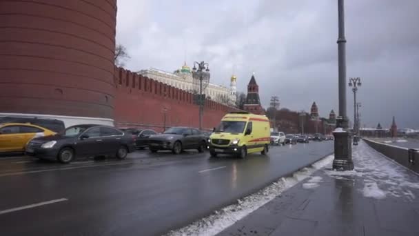 Moskwa Rosja Stycznia 2020 Samochód Pogotowia Ratunkowego Specjalnymi Światłami Włącza — Wideo stockowe