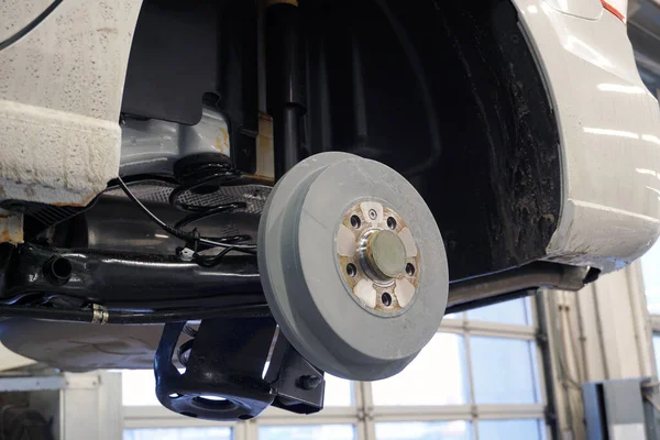 Carro Serviço Levantado Elevador Roda Removida Carro Tambores Dos Travões — Fotografia de Stock