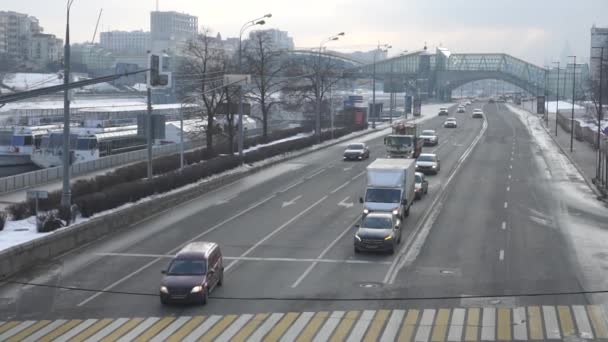 Moskou Rusland Februari 2020 Autoverkeer Berezjkovskaja Dijk Achtergrond Brug Van — Stockvideo