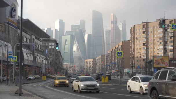 Moscú Rusia Febrero 2020 Tráfico Coches Calle Bolshaya Dorogomilovskaya Moscú — Vídeos de Stock