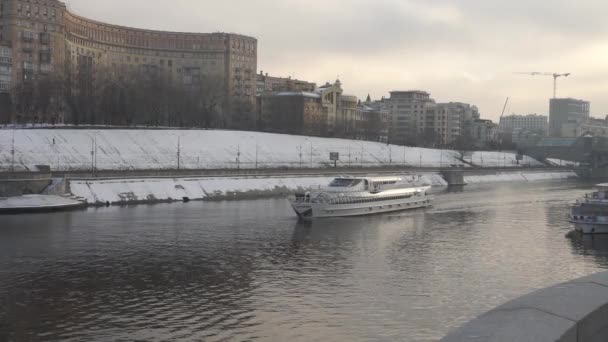 Moscow Russia February 2020 Pleasure Ship Moscow River Borodinskiy Bridge — Stockvideo