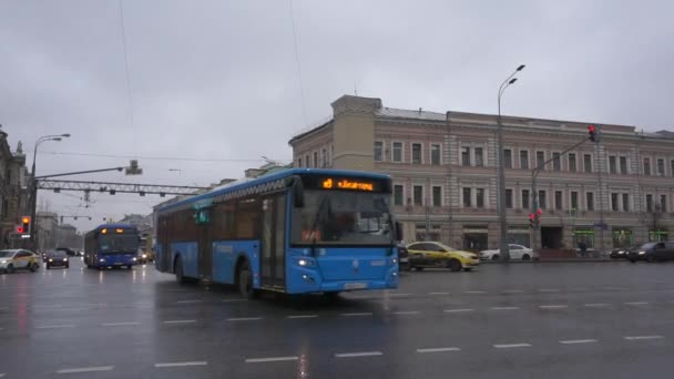 Moskou Rusland Februari 2020 Openbaar Vervoer Moskou Twee Blauwe Bussen — Stockvideo